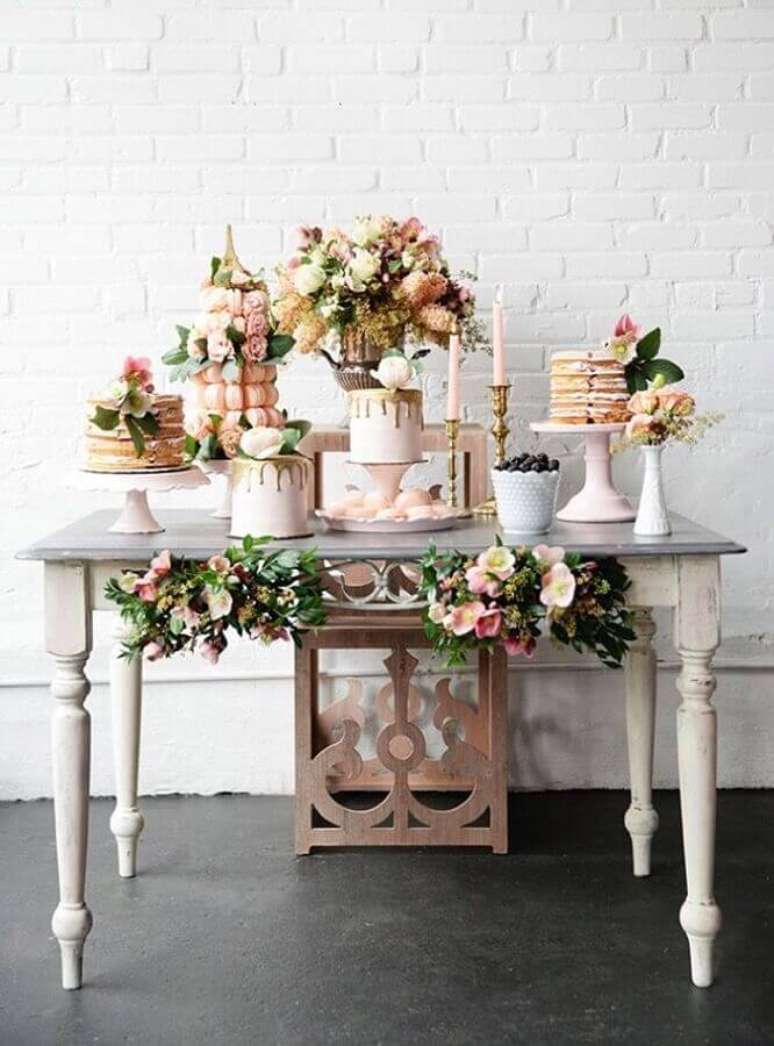 13. Invista na variedade de sabores para a mesa de bolo e doces no mini wedding – Foto: Pesona Pengantin