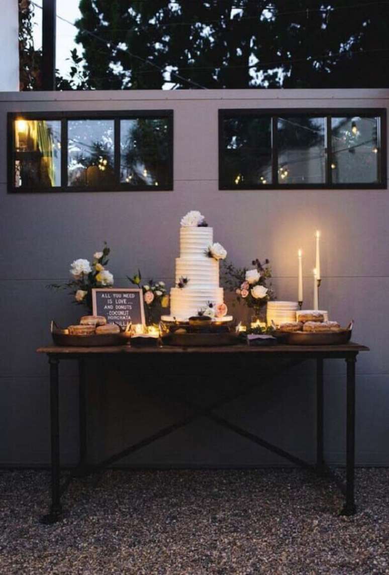 43. Mesa de bolo para mini wedding moderno – Foto: Inspired By This