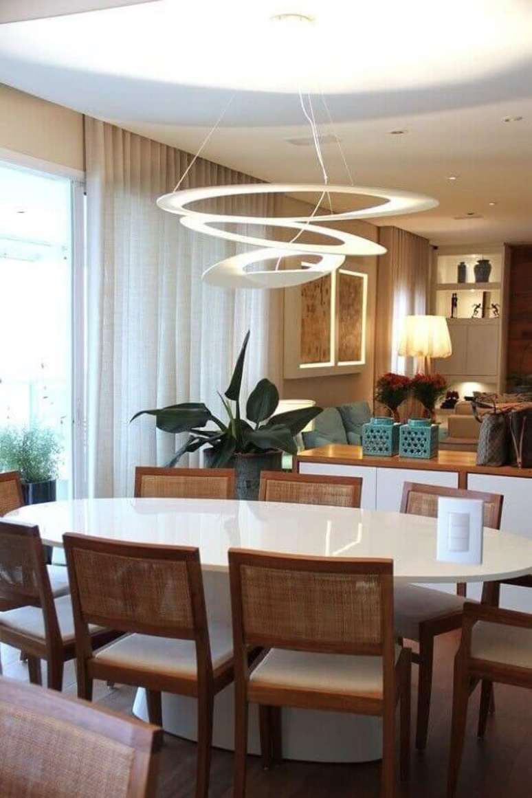 27. Decoração de sala de jantar com lustre de teto moderno – Foto: Casa de Valentina