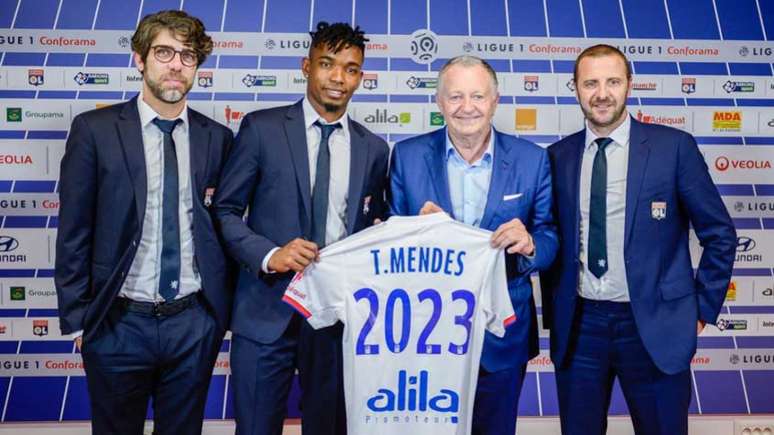 Juninho e Thiago Mendes, à esquerda, na chegada do volante ao Lyon, em 2019 (Foto: Divulgação/Lyon)