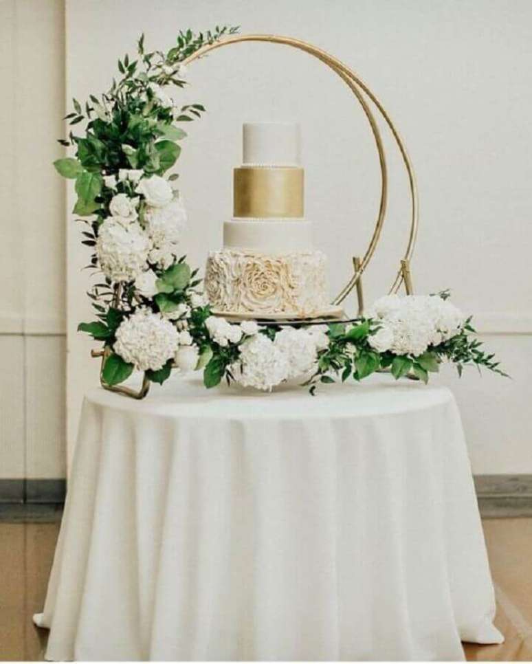 42. Decoração moderna para mesa de bolo de casamento mini wedding – Foto: Decoração 24