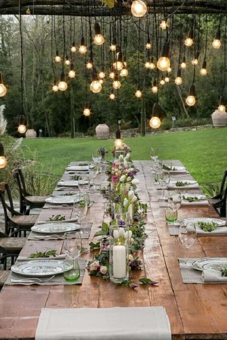 11. Invista em móveis de madeira e arranjos de flores e folhas para a decoração mini wedding rústico – Foto: Pinterest