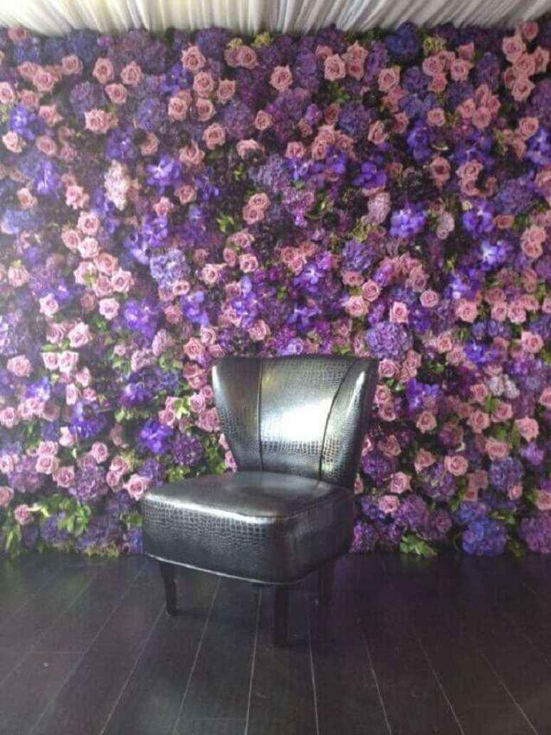 11. Decora&ccedil;&atilde;o com painel de flores naturais roxas e lil&aacute;s
