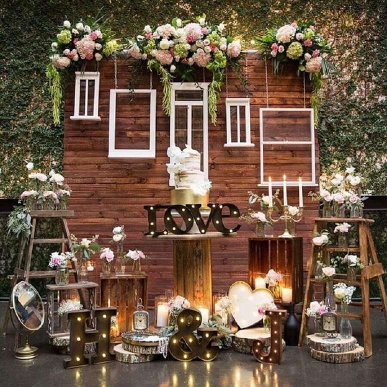 33. Decoração romântica com painel de madeira para casamento mini wedding – Foto: WedMeGood