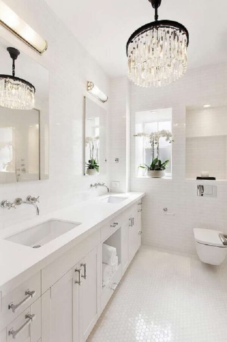 37. Decoração sofisticada com lustres para teto de banheiro branco – Foto: Pinterest