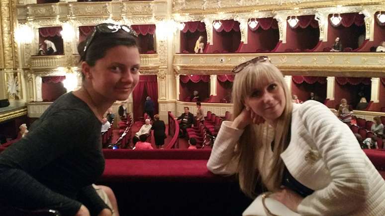 Julia e Irina em uma noite com James na ópera