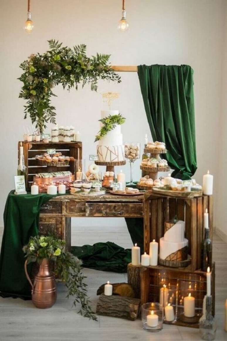 30. Decoração mini wedding rústico com caixotes de madeira – Foto: MODwedding