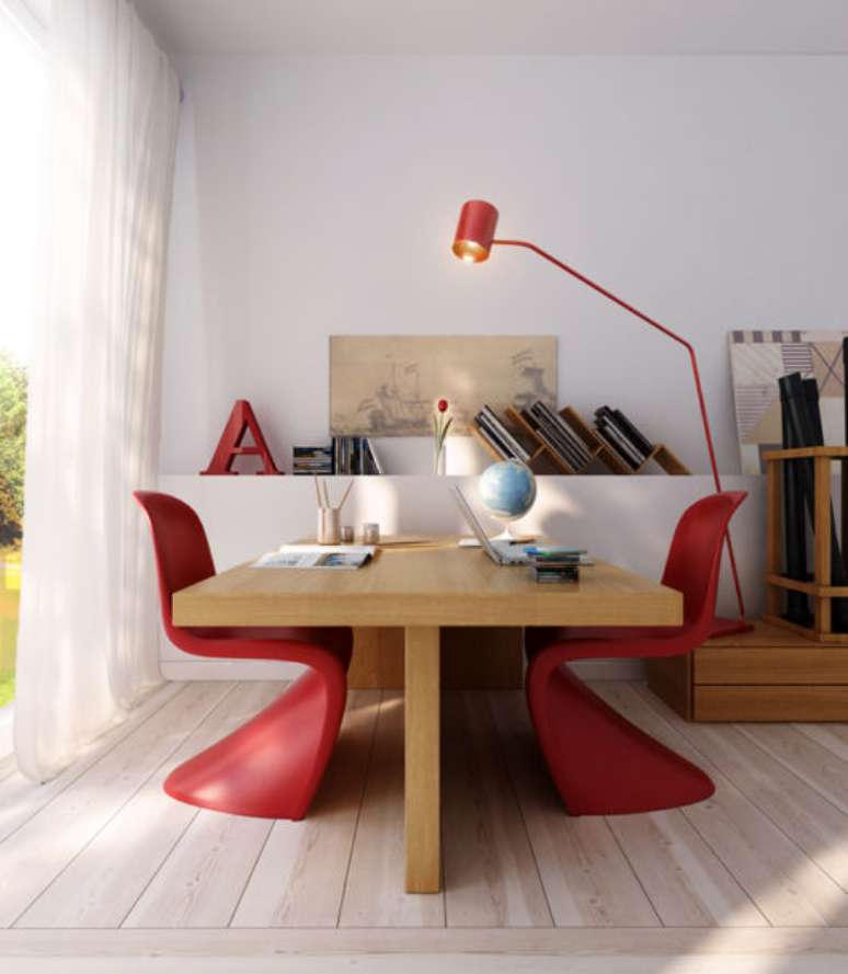 64. Mesa de madeira com cadeira vermelha – Foto Pinterest