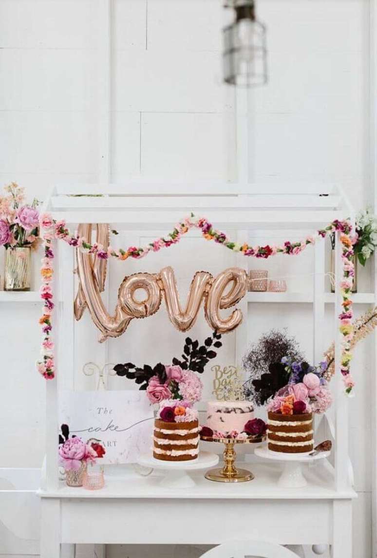 39. Decoração simples para mesa de bolo de casamento mini wedding com balão escrito LOVE – Foto: 100 Layer Cake
