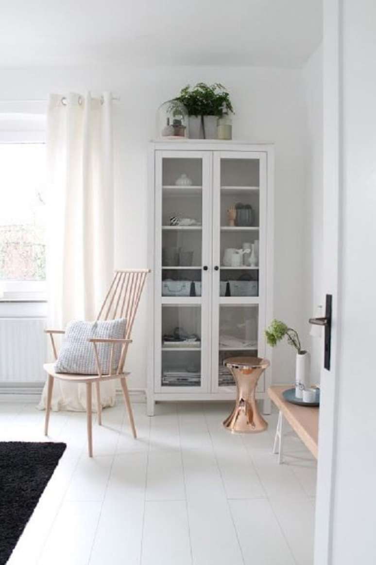 18. No quarto a cristaleira branca pode ajudar na organiza&ccedil;&atilde;o de itens do dormit&oacute;rio. Fonte: Pinterest