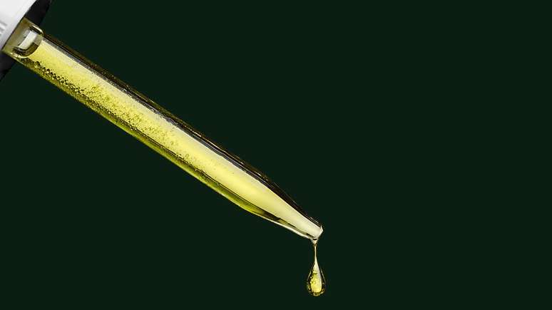 Aplicação de gotas de azeite de oliva e óleo de amêndoa pode ajudar a desbloquear o canal auditivo