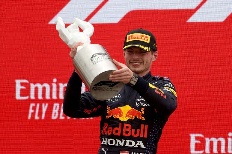 Max Verstappen celebra no pódio após vencer o GP da França de Fórmula 1 