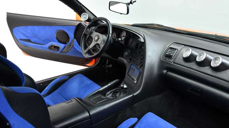 Interior do Supra leiloado traz acabamento interno com detalhes na cor azul.