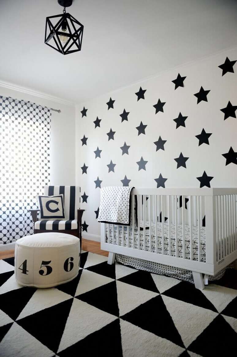 35. Ideias para quarto de bebê preto e branco decorado com papel de parede de estrelas – Foto: Frenchy Fancy
