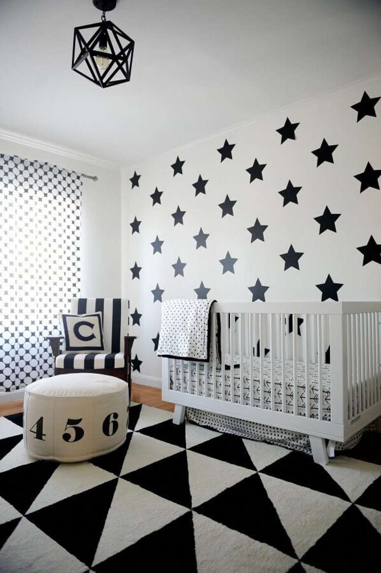 35. Ideias para quarto de beb&ecirc; preto e branco decorado com papel de parede de estrelas &ndash; Foto: Frenchy Fancy