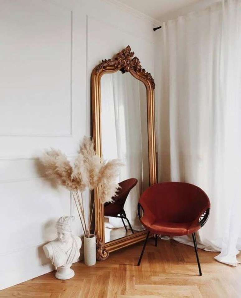 15. Quarto boho com espelho grande de chão e poltrona marsala -Foto Pinterest