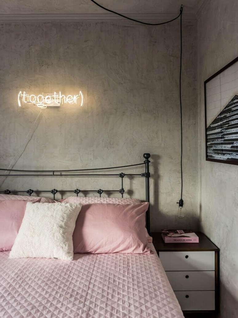 52. Ideias para quarto decorado com lumin&aacute;ria neon para parede de cimento queimado &ndash; Foto: Apartmento 33