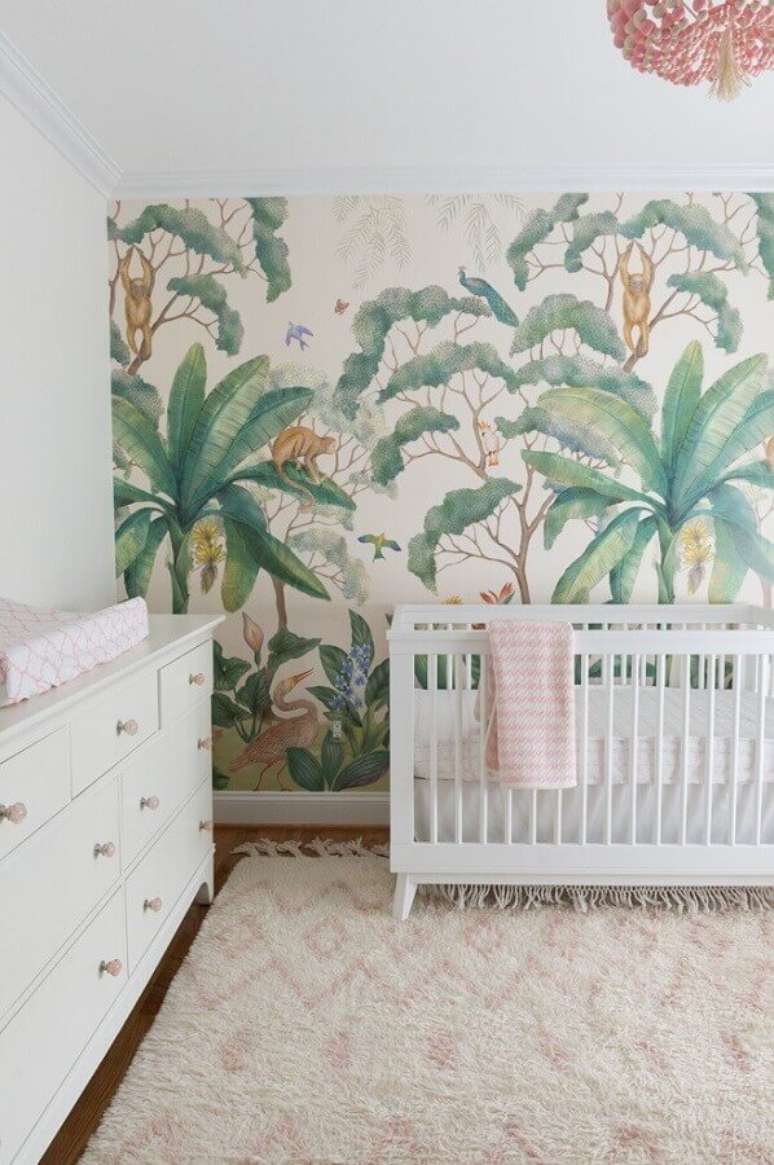 36. Ideias para quarto de bebê todo branco decorado com papel de parede de folhagens – Foto: Houzz