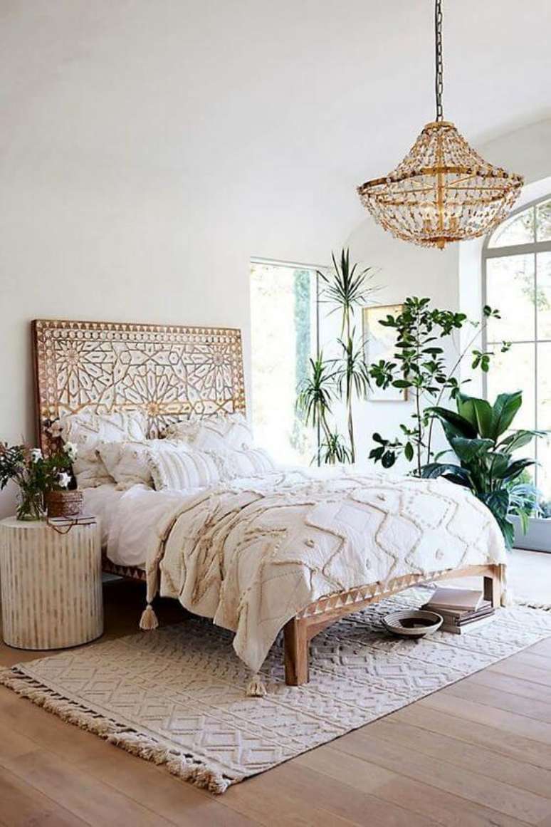 43. Quarto estilo boho neutro com plantas e paleta de cores bege – Foto Pinterest