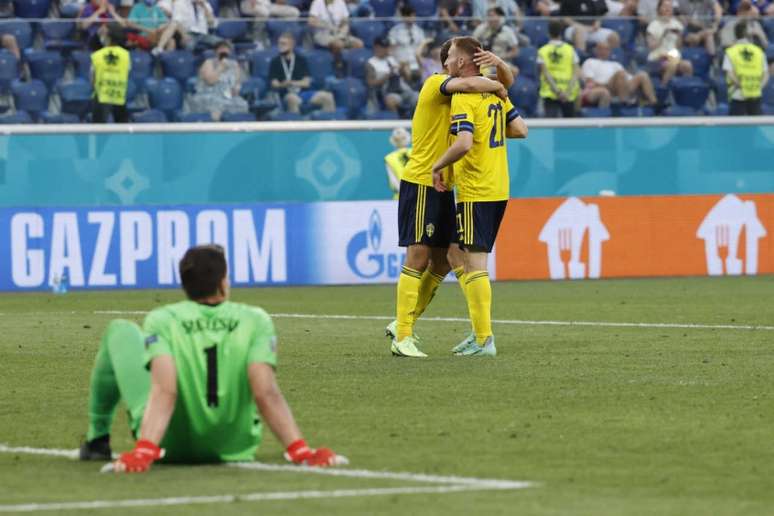 Claesson e Kulusevski saíram do banco para garantir a vitória da Suécia (Foto: ANATOLY MALTSEV / POOL / AFP)