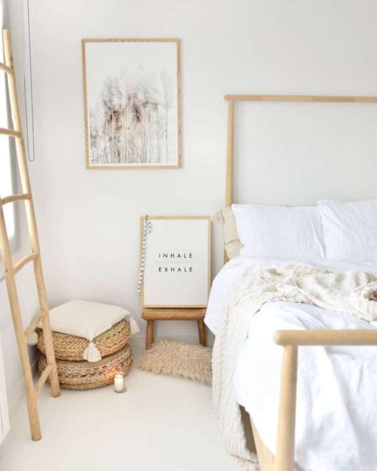 55. Decora&ccedil;&atilde;o de quarto boho minimalista em branco e bege &ndash; Foto Pinterest