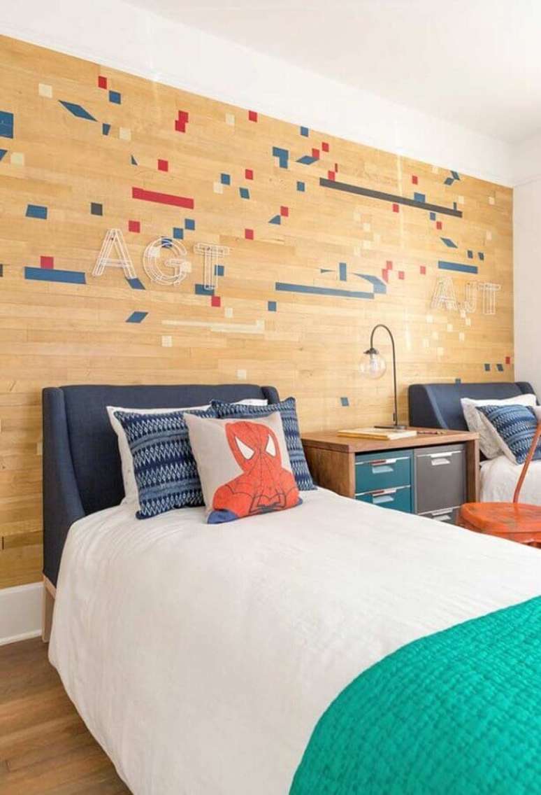 53. Ideias para quarto infantil decorado com almofada do homem aranha e papel de parede amadeirado – Foto: Quartos Etc