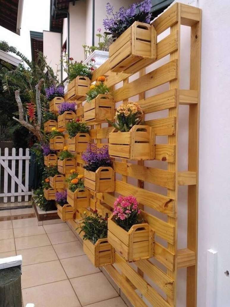 8. Floreira de madeira vertical feita com caixotes de madeira. Fonte: Pinterest