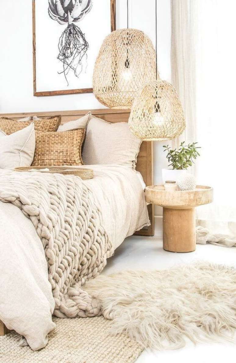 39. Quarto boho com manta de croche bege e pendente aramado -Foto Casa Tres Chic