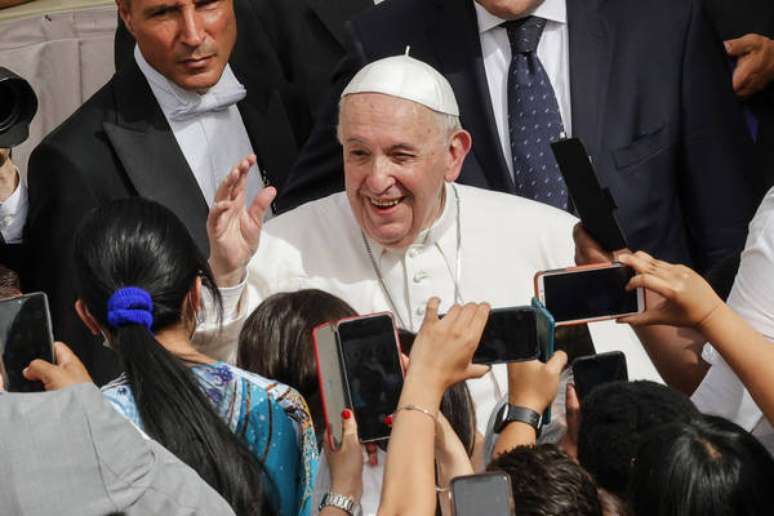 Papa Francisco conversa com fiéis durante audiência geral no Vaticano