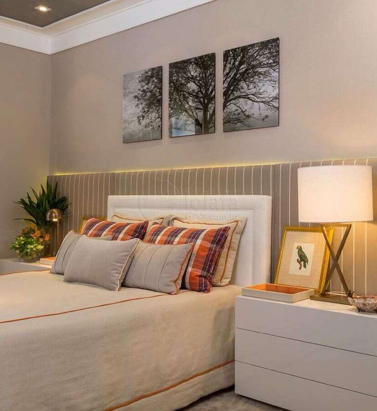 44. Ideias para quarto de casal decorado em cores claras com cabeceira estofada &ndash; Foto: Jeito de Casa