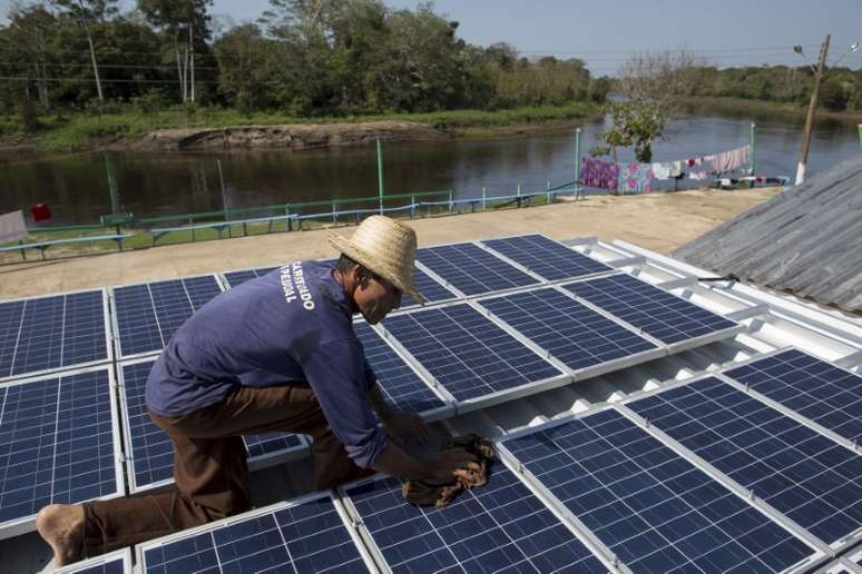 Homem checa painéis de energia solar instalados em Vila Nova do Amanã (AM) 
22/09/2015
REUTERS/Bruno Kelly 