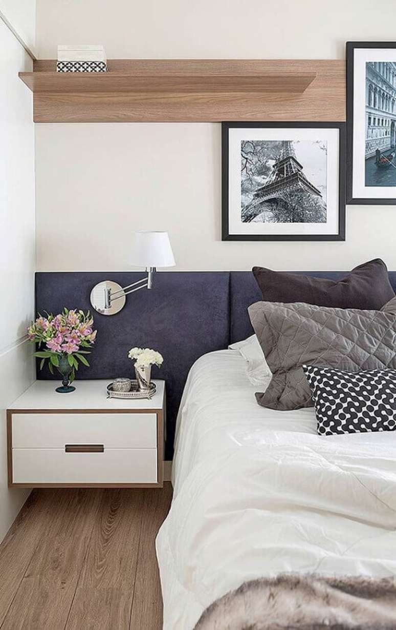 40. Ideias para quarto de casal decorado com cabeceira estofada e criado mudo suspenso &ndash; Foto: Casa Martinello