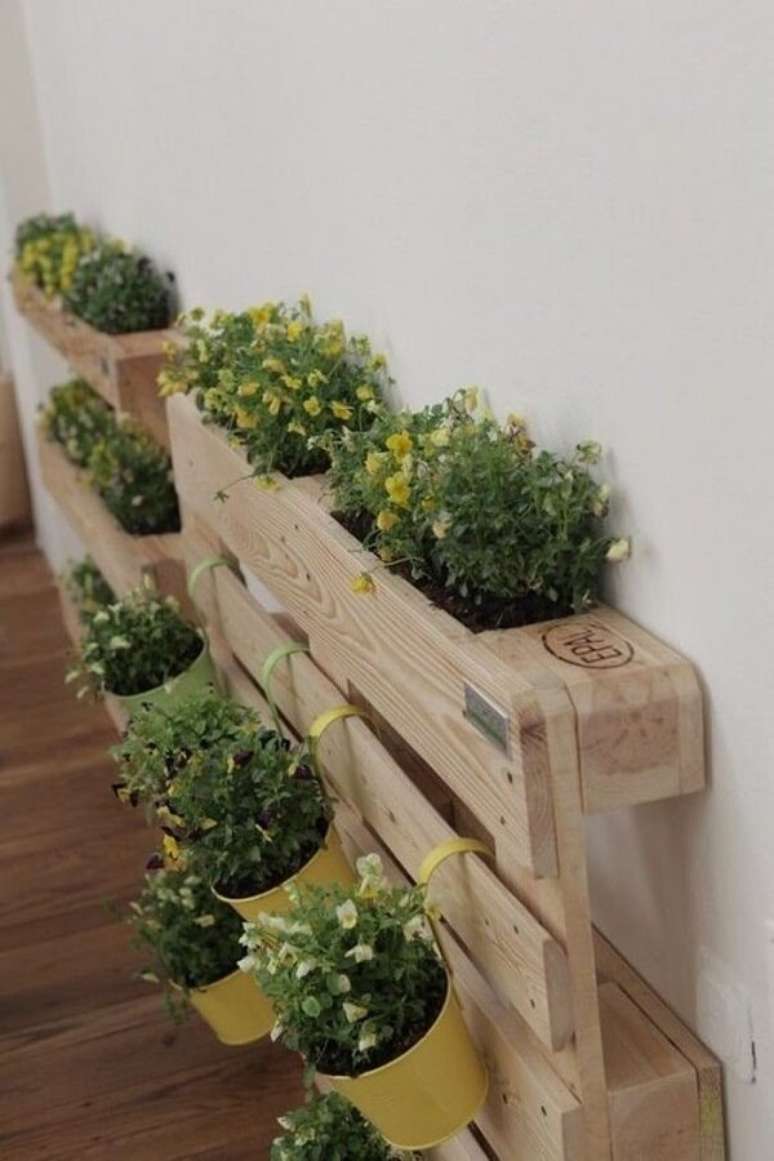 37. Floreira de madeira vertical feita com pallet. Fonte: Pinterest