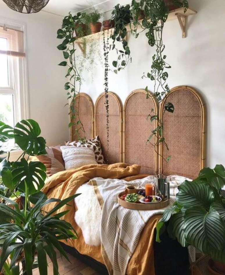 23. Quarto boho com plantas na decoração charmosa – Foto So girl Blog