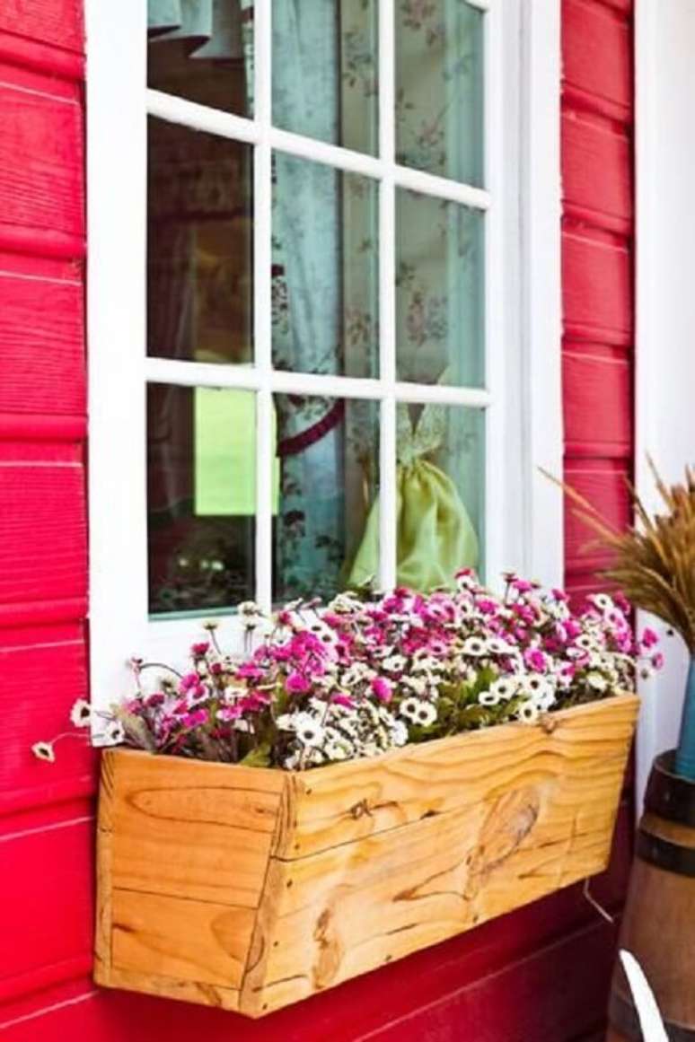30. Floreira de madeira para janela é uma alternativa para decorar o lado externo da casa. Fonte: Pinterest