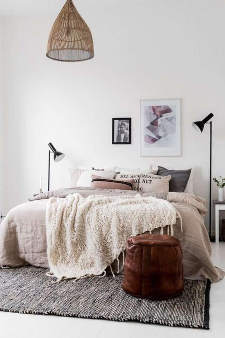 31. Quarto boho em tons neutros e puff de couro – Foto Apezinho