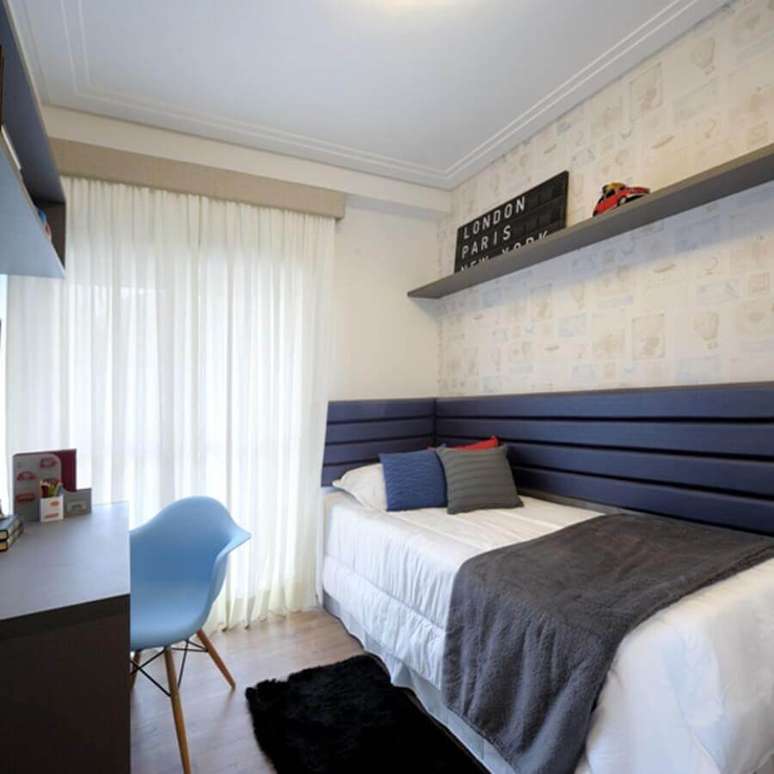63. Ideias para quarto pequeno decorado com cabeceira planejada na lateral da cama – Foto: Homify