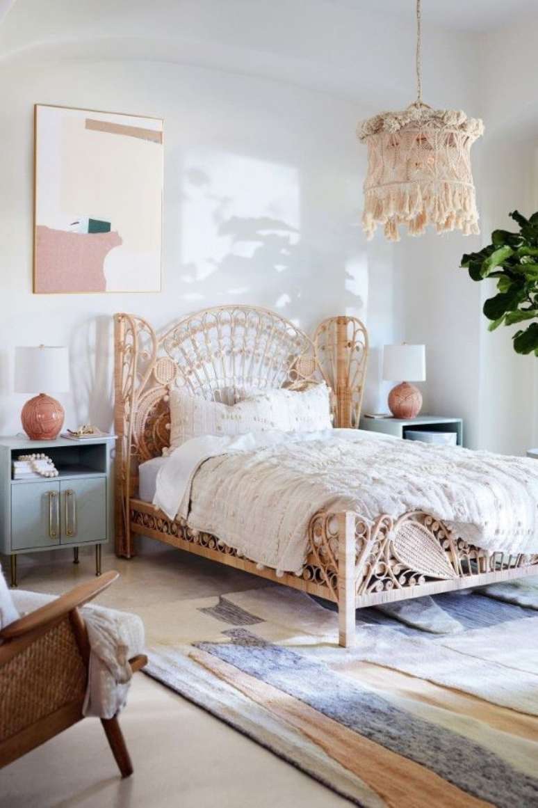 27. Quarto boho com tapete listrado – Foto Pinterest