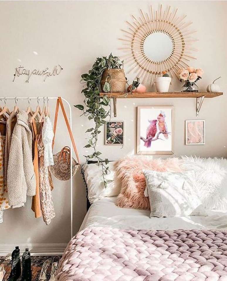 51. Quarto feminino com decoração boho delicada e vintage – Foto Etsy