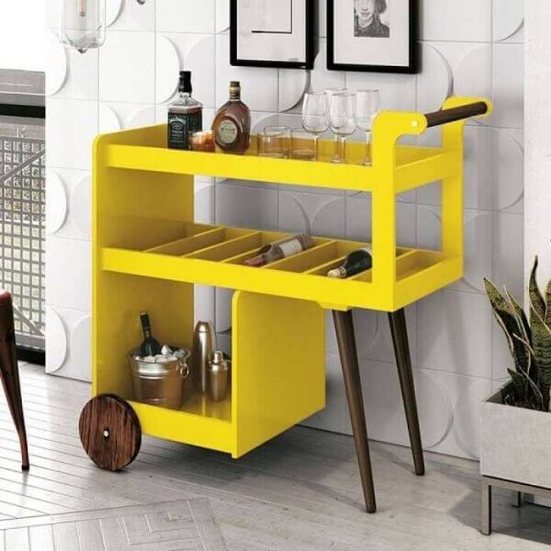 16. Aparador pé palito bar em tom amarelo com rodinhas. Fonte: Pinterest
