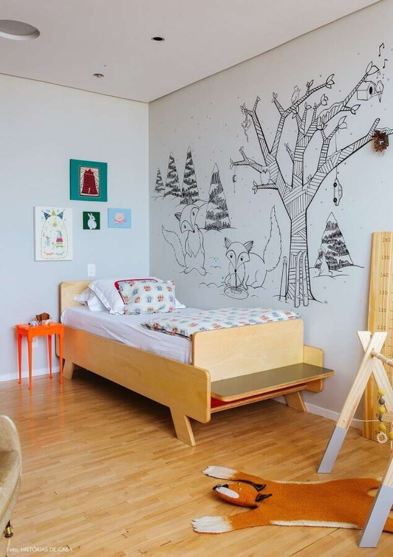 61. Ideias para quarto infantil simples decorado com adesivo de parede e cama de madeira – Foto: Histórias de Casa