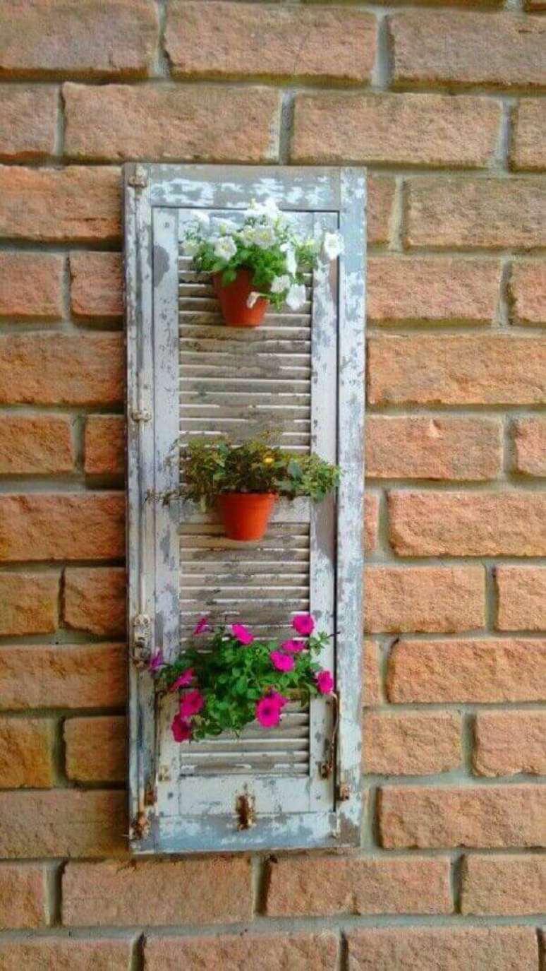 56. Reutilize janelas antigas e forme lindas floreiras de madeira. Fonte: Pinterest