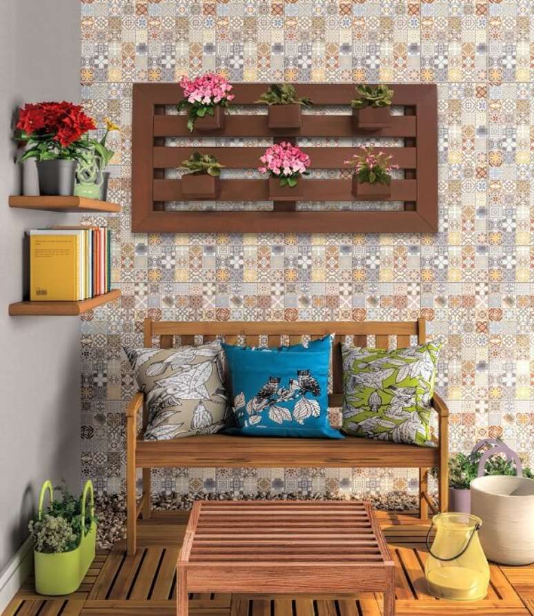 31. Floreira de madeira para parede decora a varanda. Fonte: Ecopex