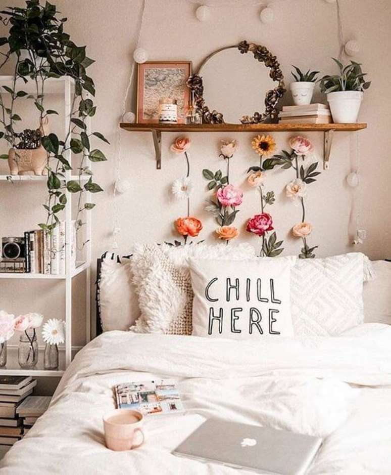 41. Quarto boho chic com decoração de flores e plantas – Foto Pinterest