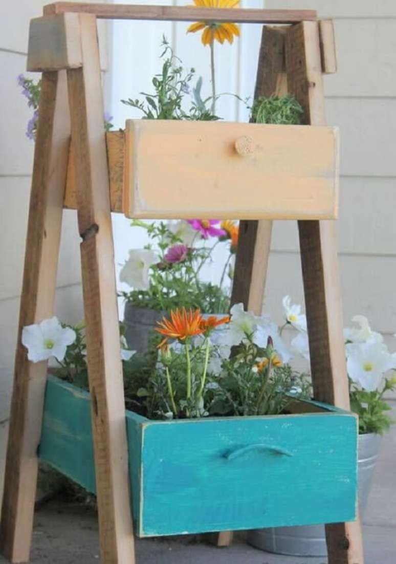1. Floreira de madeira sustentável feita com gavetas antigas. Fonte: Pinterest