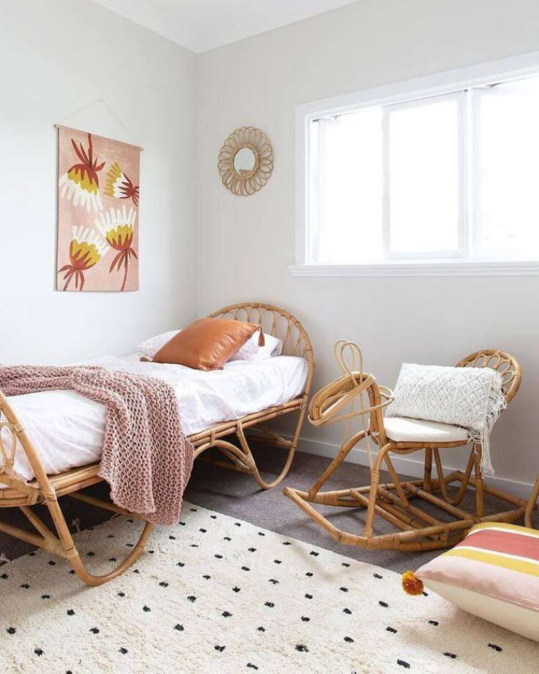 35. Quarto boho infantil com móveis de madeira e decoração artesanal – Foto Pinterest