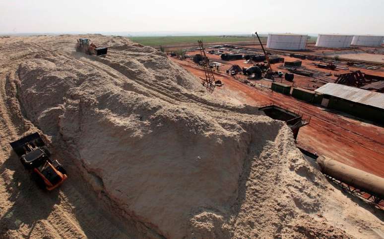 Monte de baga&ccedil;o de cana-de-a&ccedil;&uacute;car em usina paulista
18/09/2014
REUTERS/Paulo Whitaker