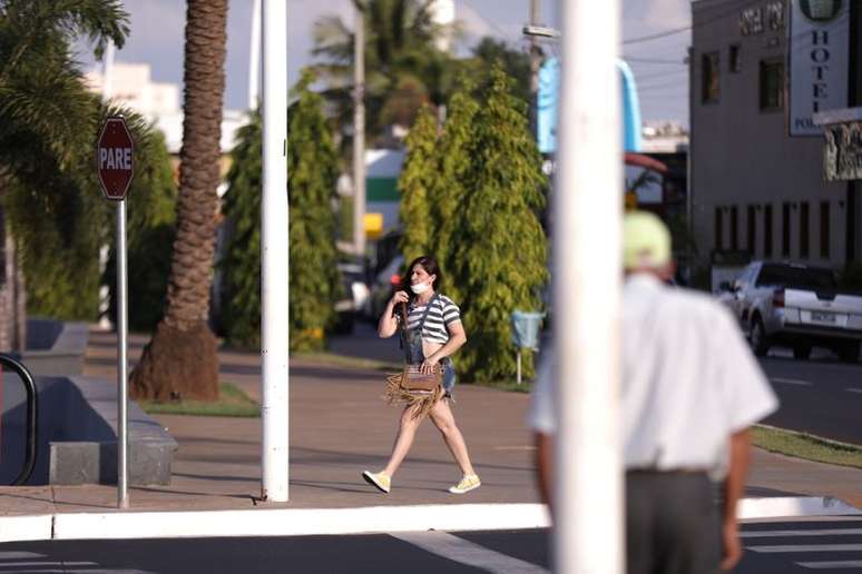 Mulher caminha pela rua em Olímpia (SP)
09/06/2021
REUTERS/Leonardo Benassatto 