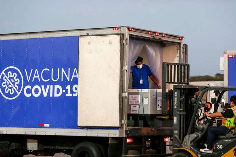 Chegada da vacina contra a Covid-19 da AstraZeneca em El Salvador por meio do esquema Covax
11/03/2021 REUTERS/Jose Cabezas