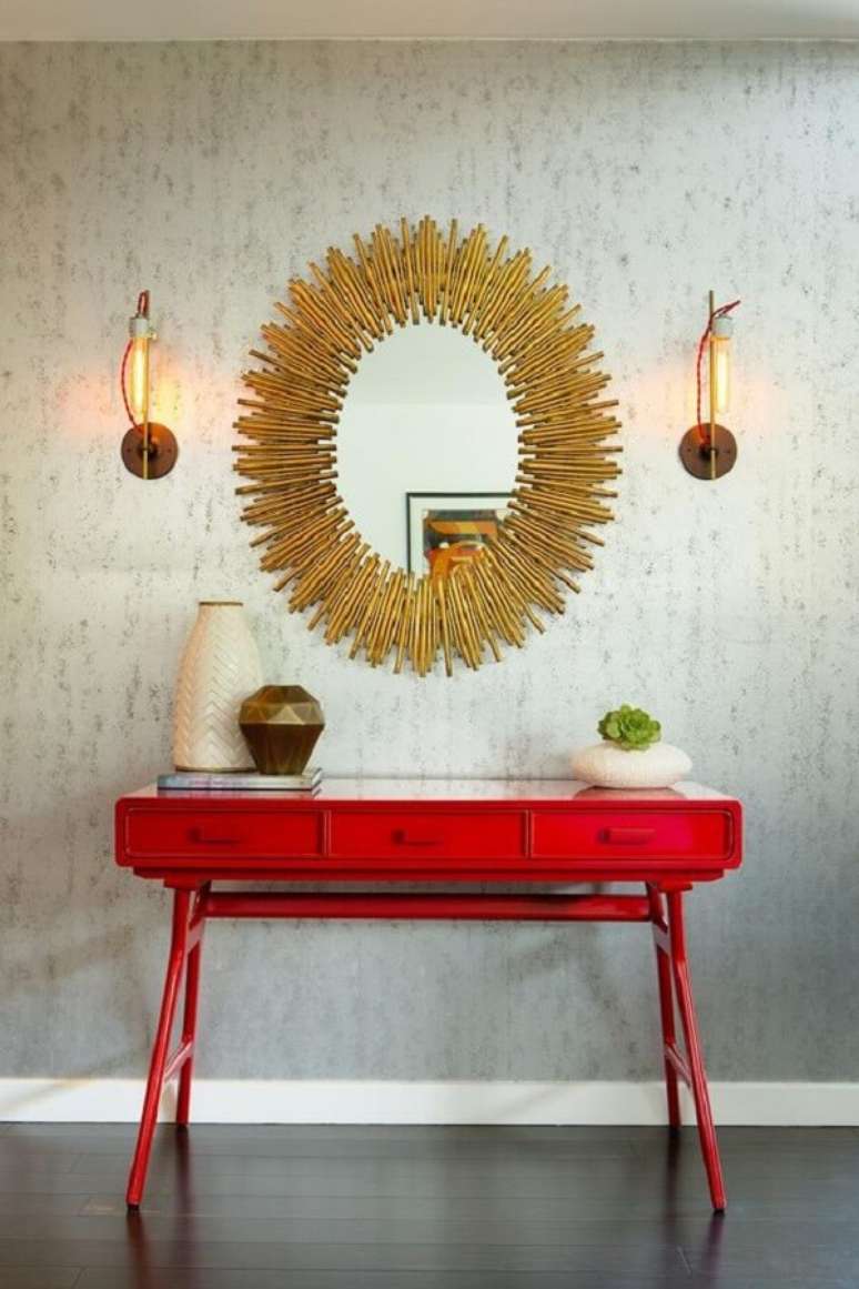 13. Aparador para sala pé palito vermelho e espelho dourado decoram o espaço. Fonte: Pinterest